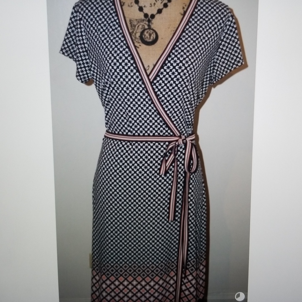 Lark & Roe Short Sleeved Wrap Dress NWOT Sz. Med